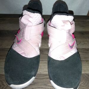 Nike Women's Black and Pink Athletic Sneakers